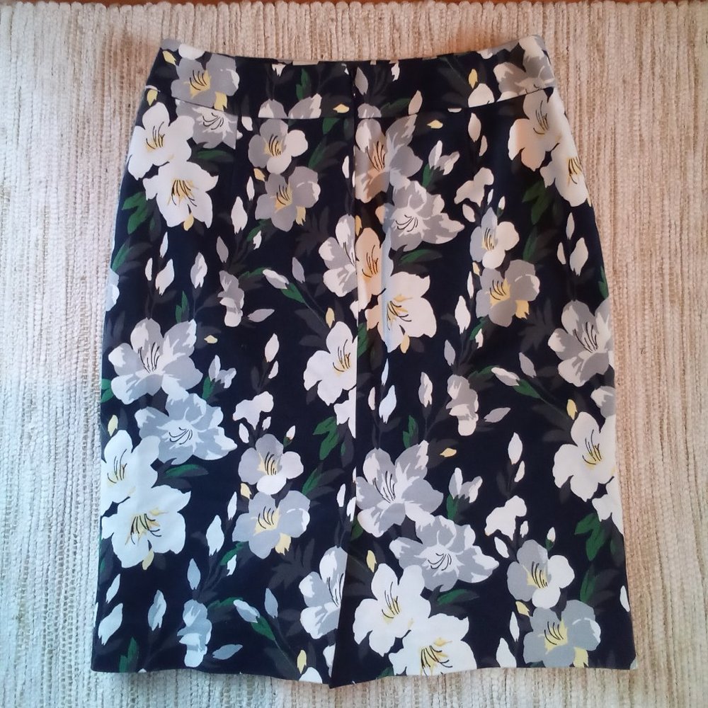 ANN TAYLOR ~  FLORAL SKIRT ~ SIZE 2
